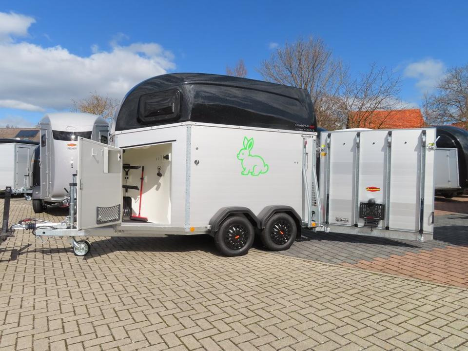 Böckmann Champion Esprit mit Flügeltür und Sattelkammer