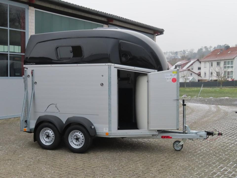 Böckmann Pferdeanhänger Champion R extra Fenster Dachlüfter SaKa.